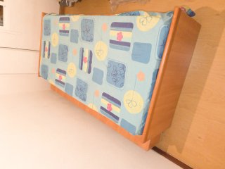 Cama con ruedas y cajonera