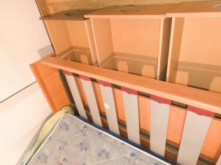 Cama con ruedas y cajonera