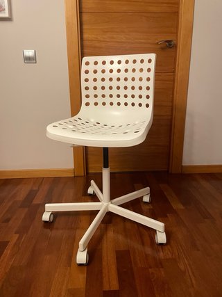 Silla giratoria IKEA SKÅLBERG/SPORREN blanca.
