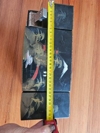 Joyero negro y dorado con diseño oriental