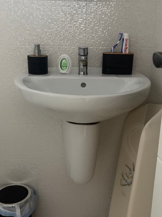 Lavabo de cerámica blanco con grifo