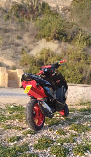 Yamaha Aerox 50cc Scooter Negra y Roja