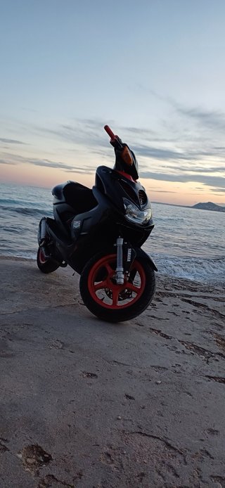 Yamaha Aerox 50cc Scooter Negra y Roja