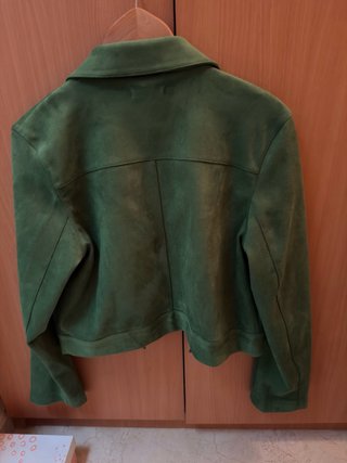 Chaqueta crop ante verde Zara Talla M