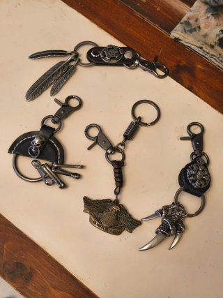 Cuatro llavero Harley Davidson metálico son cuatro