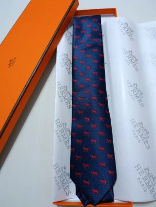 Corbata Hermès azul y roja con caballos