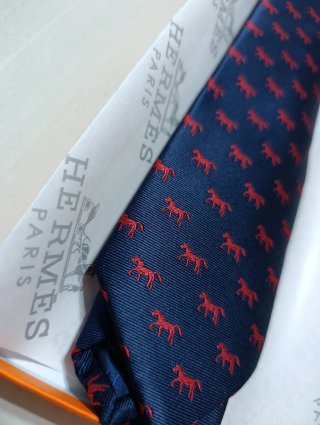 Corbata Hermès azul y roja con caballos