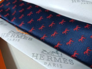 Corbata Hermès azul y roja con caballos