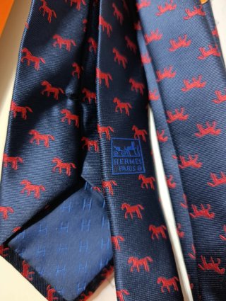Corbata Hermès azul y roja con caballos