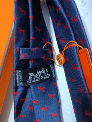 Corbata Hermès azul y roja con caballos