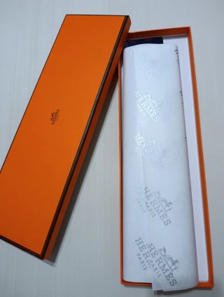 Corbata Hermès azul y roja con caballos