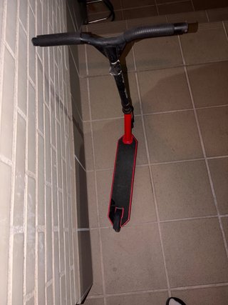Patinete infantil negro y rojo