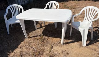 Conjunto mesa y sillas de plástico blanco