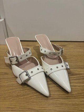 Zapatos de tacón blancos con hebilla