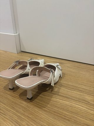 Zapatos de tacón blancos con hebilla