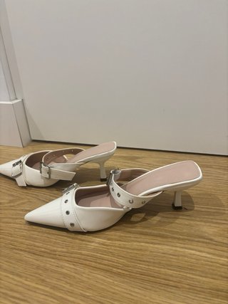 Zapatos de tacón blancos con hebilla