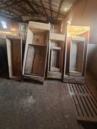 Artesas antiguas de madera rústica