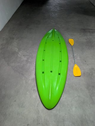 Kayak verde con remo