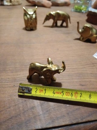 Figuras de latón: elefantes y búho