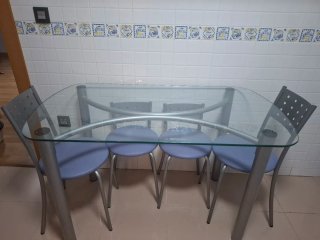 Mesa cristal y 4 sillas cocina. No se hacen envios