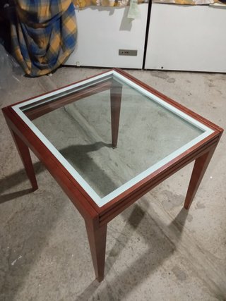 Mesa de comedor de madera y cristal