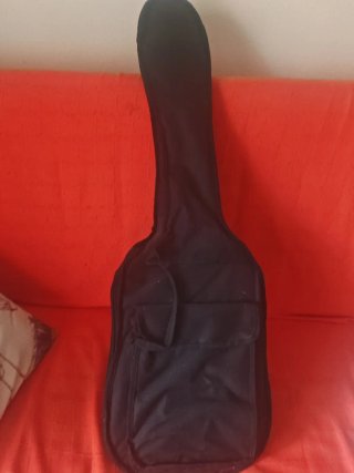 Guitarra Alba con amplificador
