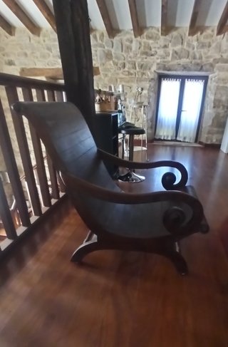 Sillón de madera maciza estilo curvo