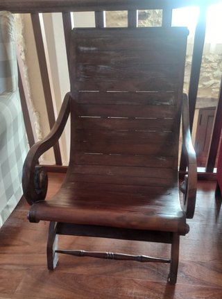 Sillón de madera maciza estilo curvo