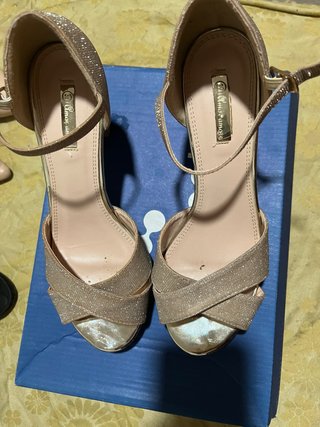 Tacones Amor dorados talla 38