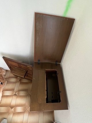 Mueble de madera con máquina de coser