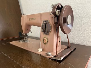 Mueble de madera con máquina de coser