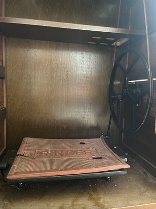 Mueble de madera con máquina de coser