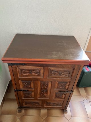 Mueble de madera con máquina de coser