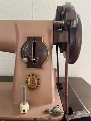 Mueble de madera con máquina de coser