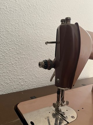 Mueble de madera con máquina de coser
