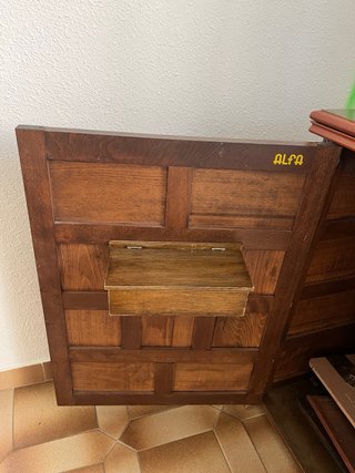 Mueble de madera con máquina de coser