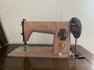Mueble de madera con máquina de coser