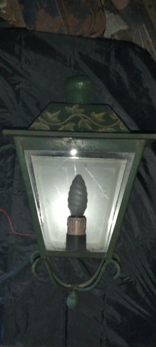 Farol antiguo de pared verde y transparente