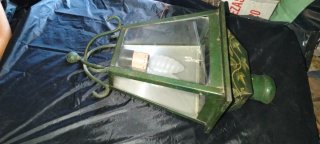 Farol antiguo de pared verde y transparente
