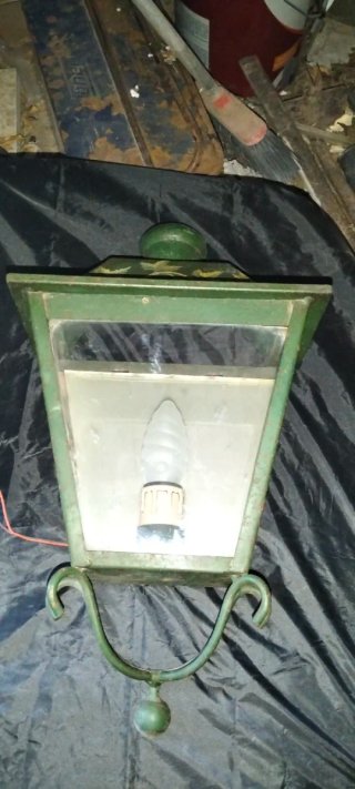Farol antiguo de pared verde y transparente