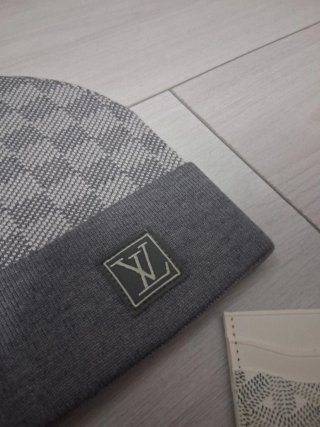 Portacarte goyard bianco e berretto Louis Vuitton