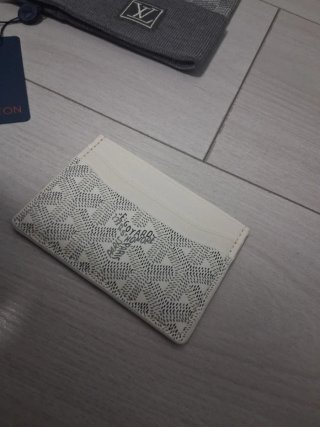 Portacarte goyard bianco e berretto Louis Vuitton