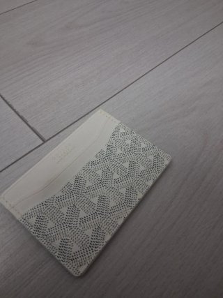 Portacarte goyard bianco e berretto Louis Vuitton