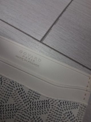 Portacarte goyard bianco e berretto Louis Vuitton
