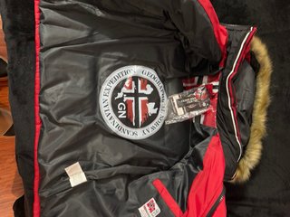 Plumas Norway Talla S Roja Negra Nueva.