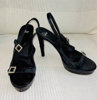 Zapatos de tacón negros con plataforma y hebillas