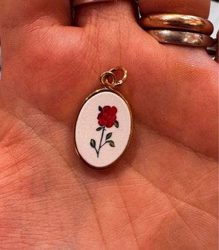 Ciondolo in acciaio e smalto con rose