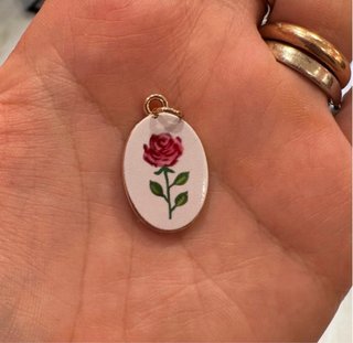 Ciondolo in acciaio e smalto con rose