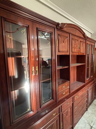 Mueble de salón de madera oscura