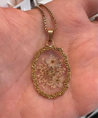 Collana in acciaio con fiori veri resinati